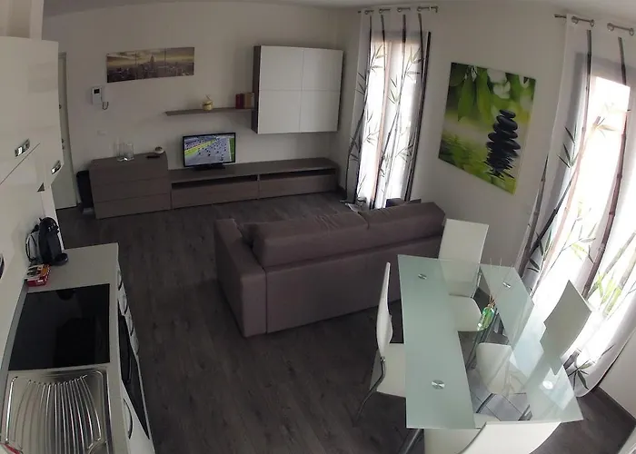 Il Nuovo Palazzotto Daire Stresa